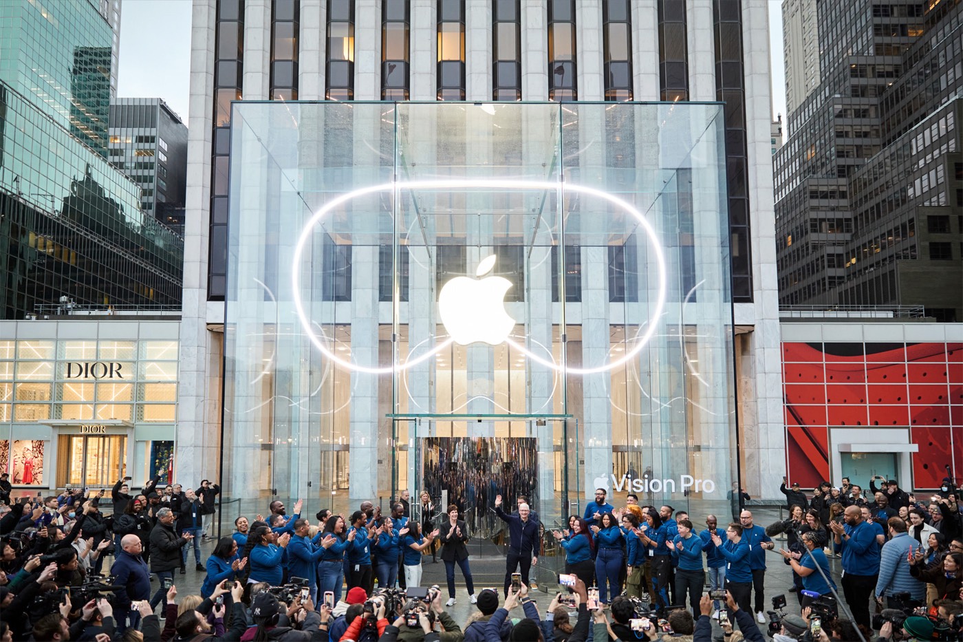 Tim Cook and Deirdre O’Brien welcome a crowd of customers and Apple team members to Apple Fifth Avenue for the arrival of Apple Vision Pro