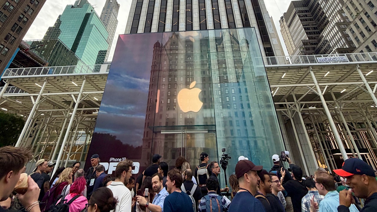 People gathered outside the glass cube at Apple Fifth Avenue on iPhone launch day