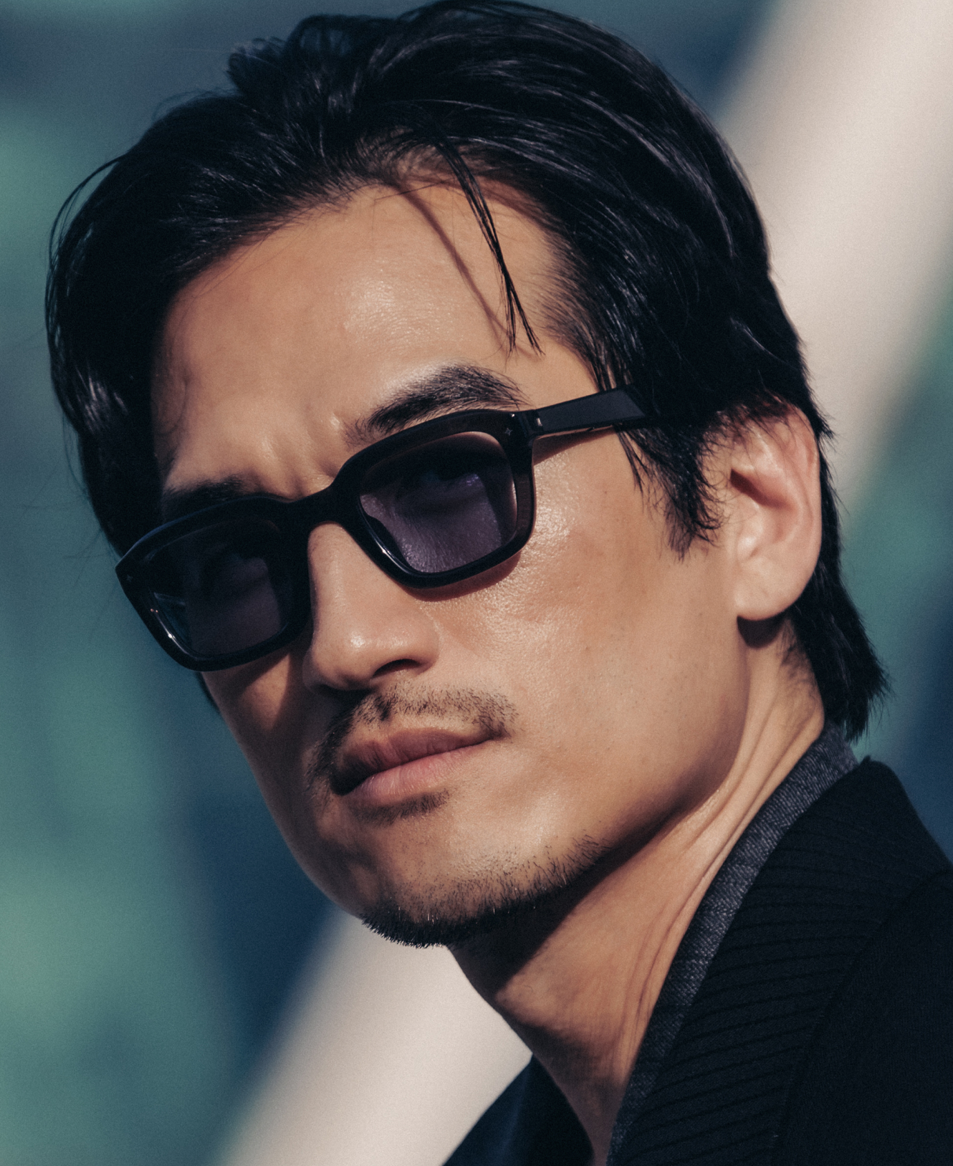 A person wearing dark VONDER sunglasses in official campaign photography